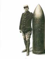  1914-1918 Soldat francais devant un enorme obus French soldier in front of an enormous shell.jpg 